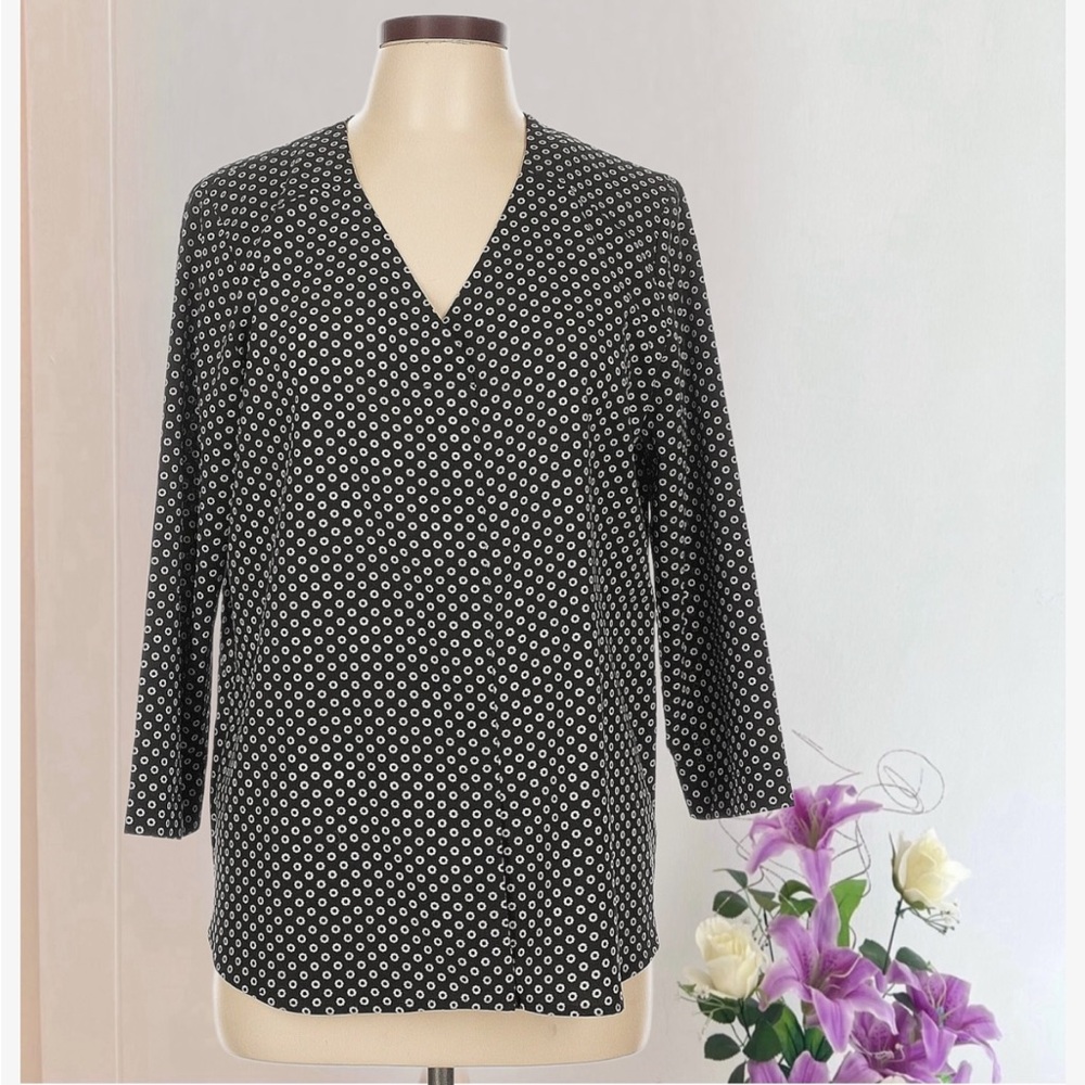 Black and White Patterned V-Neck Top